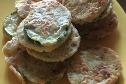 Im Omelettmantel gebackene Zucchinischeiben