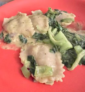 Pak Choi-Ravioli auf Teller