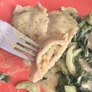 Pak Choi-Ravioli auf Gabel