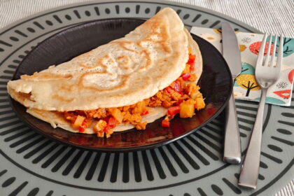 zur Hälfte zugeklappter Pfannkuchen mit beschriebener Füllung